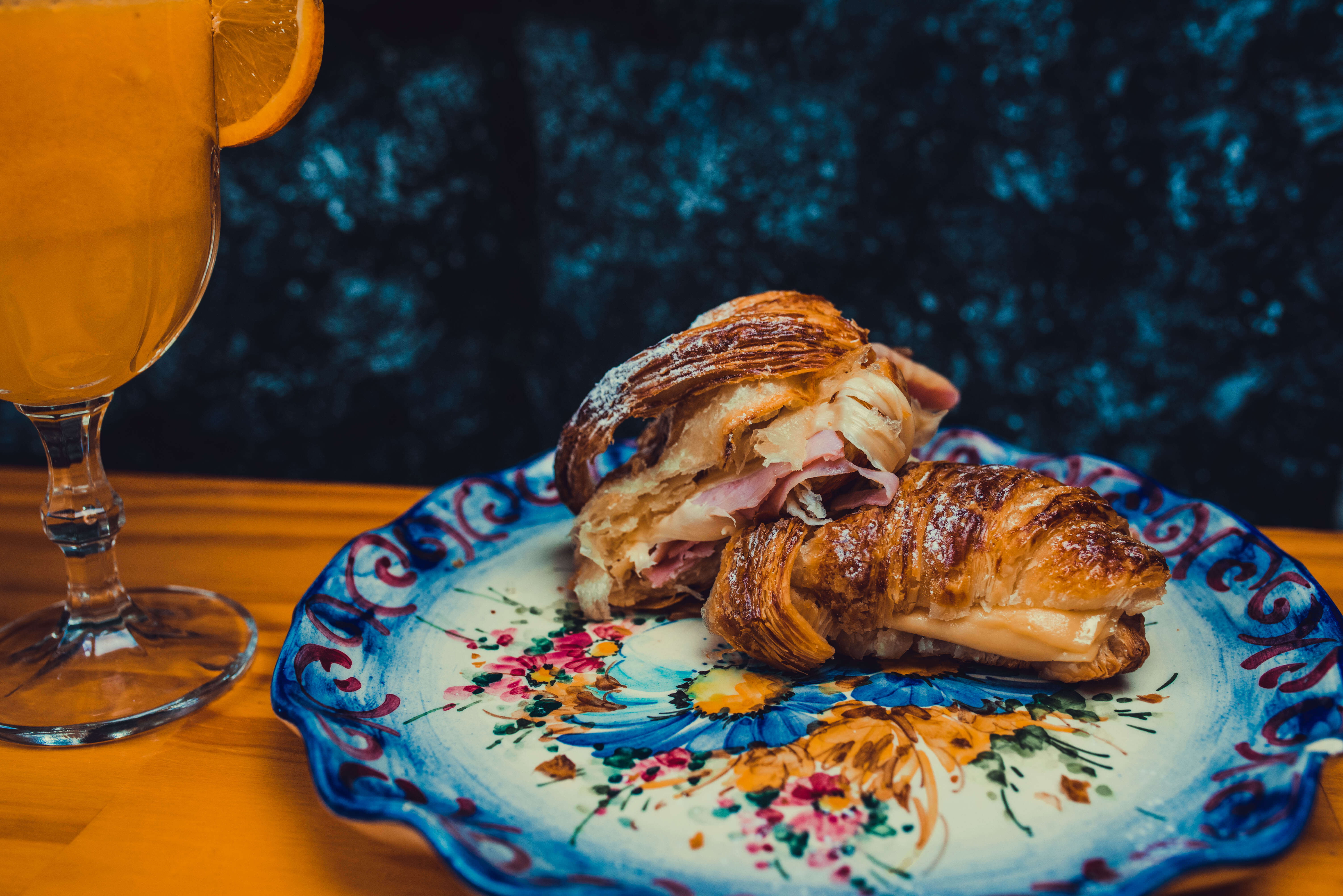 Croissant con Jamón y Queso